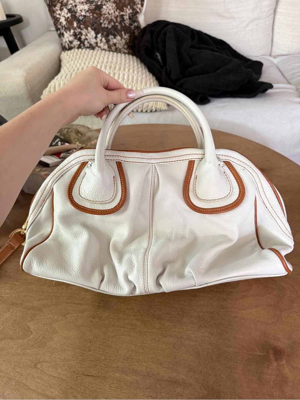 Barr and Barr White Leather Handbag with Tan Trim - Classic Women’s Bag - Picture 2 of 6